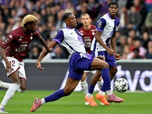 Terrible blessure pour Francis Abu (Toulouse FC), victime d'une double fracture