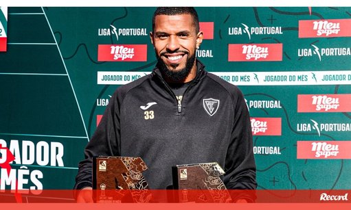 André Clóvis domina II Liga com prémios de Melhor Jogador e Avançado