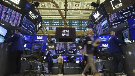 Wall Street termine en hausse, ignorant les menaces sur la Fed