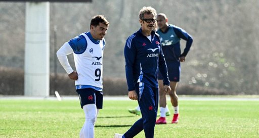 Antoine Dupont à Marcoussis : un capitaine présent malgré la blessure