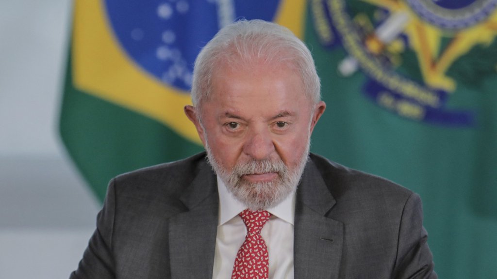 Tensão EUA-Brasil Escala com Tarifas e Prisão Domiciliária de Bolsonaro