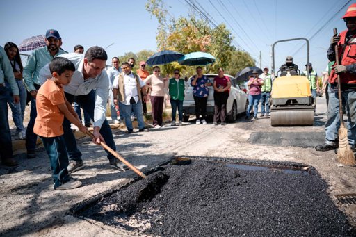 Programa “Aquí Andamos” transforma colonias de Saltillo con bacheo y rehabilitación de plazas