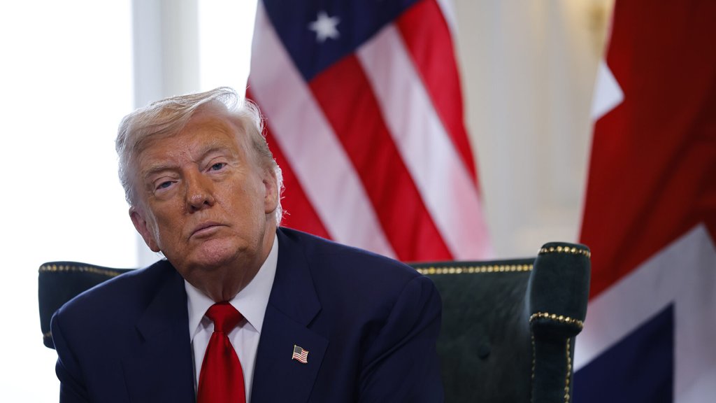 Presidente Trump pressiona Reserva Federal para baixar taxas de juro