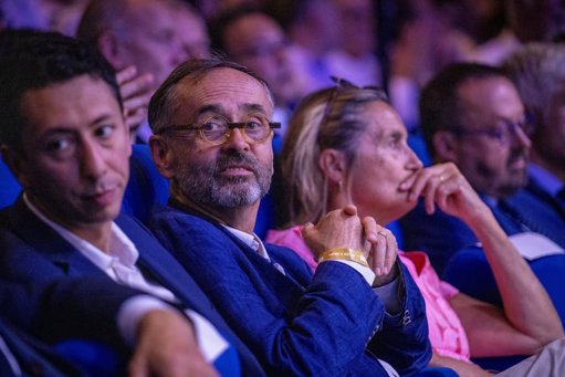 À Béziers, Robert Ménard obtient le soutien des Républicains et prône l'"union des droites"