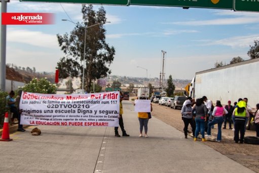 Padres de familia bloquean caseta de cuota para exigir baños en una telesecundaria de Tijuana