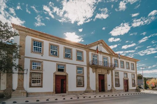 Autoridades locais respondem aos incêndios com apoio financeiro e logístico às populações