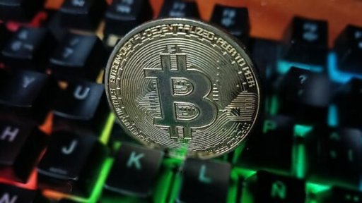 Volatilidad Extrema Sacude al Mercado de Criptomonedas tras Liquidación Histórica