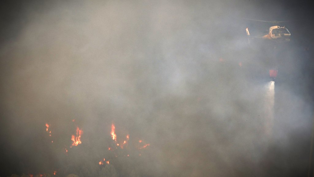 Incêndio entre Penafiel e Gondomar ameaça povoações e corta Estrada Nacional 108