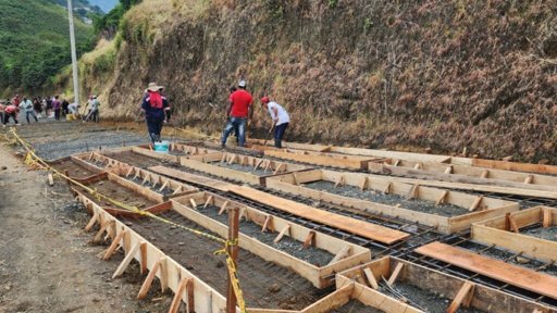 Comunidad y Alcaldía se unen para construir placa huella en la vereda El Chocho