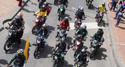 Restricciones a motociclistas en Bogotá por Halloween desatan protestas y bloqueos