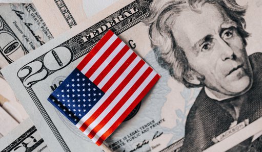 El Petróleo Sube por la Reducción de Reservas en EE.
UU.
Mientras que el Oro Cae por la Fortaleza del Dólar