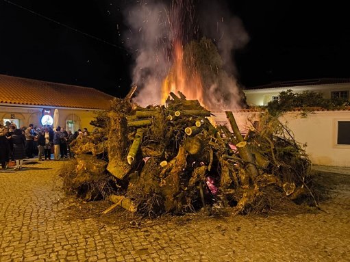 Tradição do Madeiro Une Comunidades em Ameal e Arzila