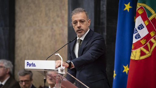 Debate sobre Imigração Intensifica-se com Visões Opostas da Política e da Igreja