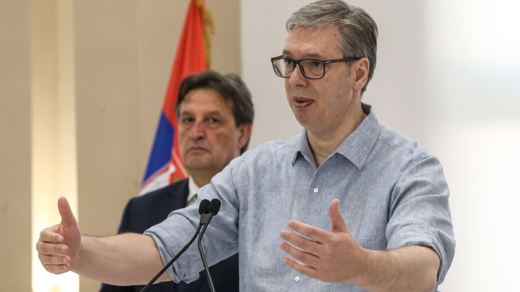 Protestos violentos na Sérvia resultam em dezenas de detidos