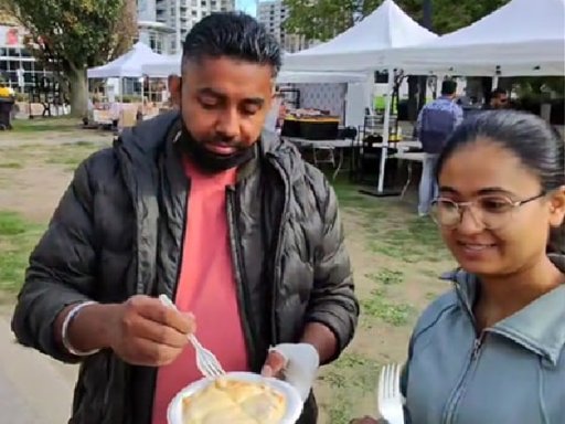Vendedor colombiano en Canadá se vuelve viral por la reacción de turistas indios al probar la arepa