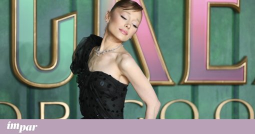 Fã invade passadeira vermelha e agarra Ariana Grande em Singapura