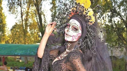 Maribel Guardia se viraliza en Xochimilco con disfraz de Catrina