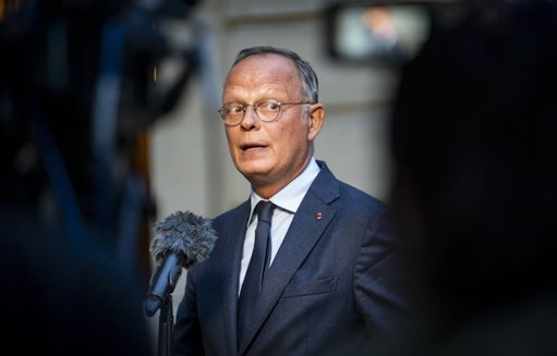 Édouard Philippe accentue la pression en réclamant la démission d'Emmanuel Macron