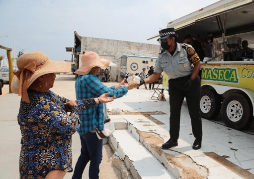 Guardia Nacional muestra su lado solidario al repartir tortillas a familias en Coatzacoalcos