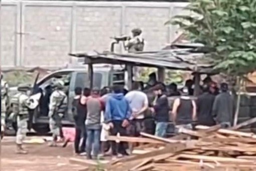 Agente de la Guardia Nacional asesina a dos compañeros en cuartel de Aguililla