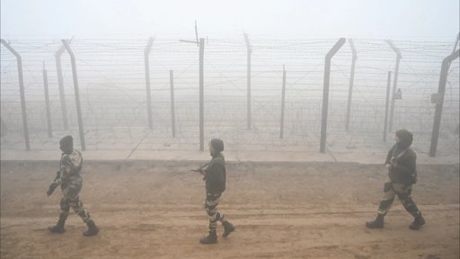 Tensões na fronteira afego-paquistanesa escalam com ataques transfronteiriços e acusações mútuas