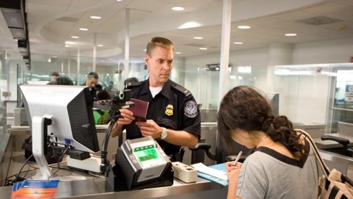 Gobierno de Trump endurece políticas migratorias con nuevos criterios de salud y tecnología de rastreo