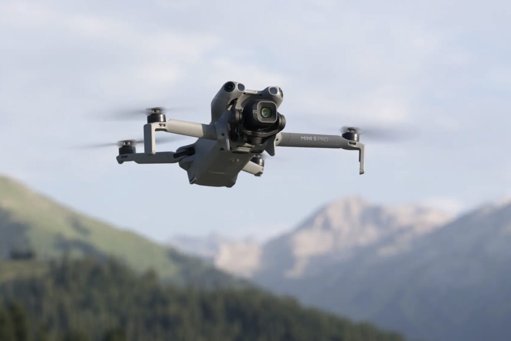 DJI lance le Mini 5 Pro, un drone compact doté d'un capteur amélioré