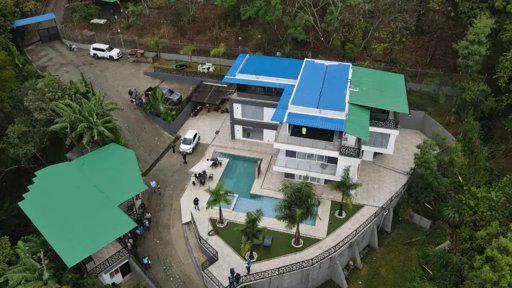 Descubren mansión de lujo con piscina y jacuzzi construida por invasor de tierras en Cali