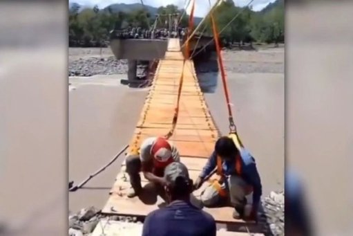 Comunidad de Veracruz construye puente provisional ante aislamiento por lluvias