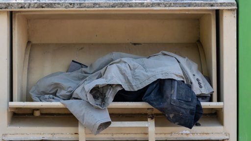 Tragédia em Cascais: Homem Morre Preso em Contentor de Roupa Usada