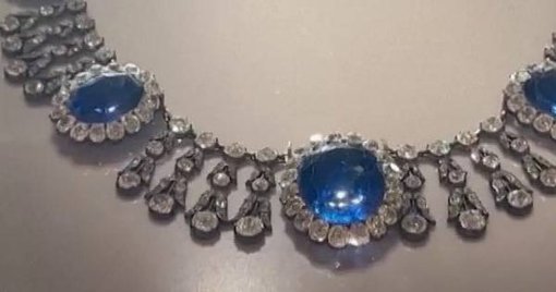 Assalto ao Louvre com motosserras resulta no roubo de joias imperiais