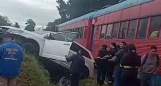 Tren de la Sabana embiste camioneta de lujo y su conductor sobrevive con heridas leves