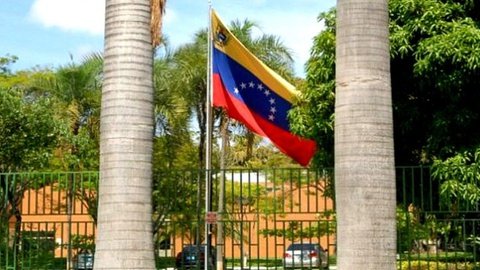 EUA Aumentam Pressão sobre Venezuela com Apreensão de Petroleiro e Novas Sanções