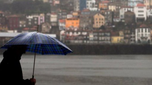 IPMA Emite Avisos Amarelos por Chuva Forte em Oito Distritos e na Madeira