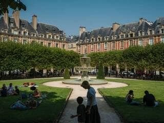 Le projet de logements sociaux sur la Place des Vosges divise le Conseil de Paris