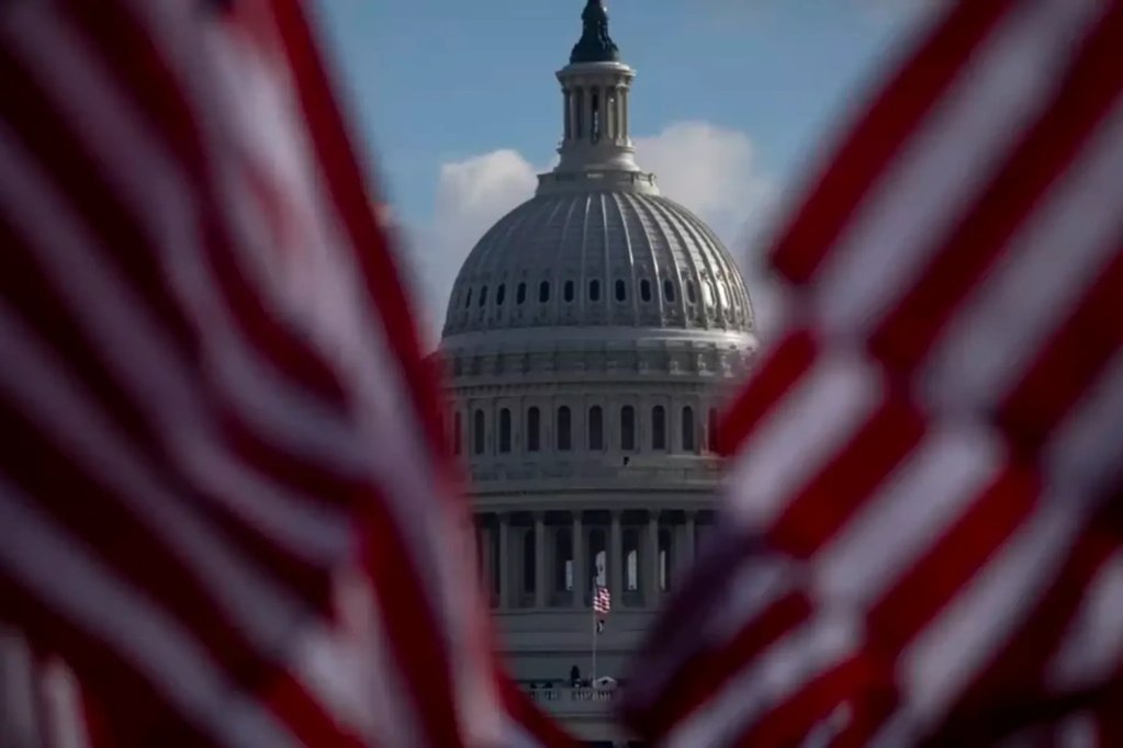 Trump impone nueva política arancelaria global y reconfigura el comercio mundial