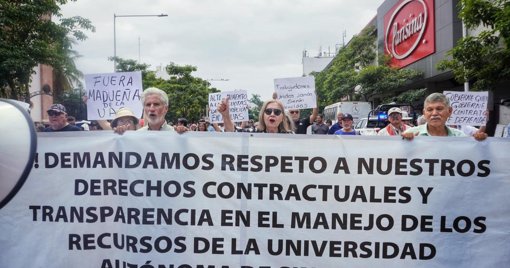 Jubilados de la UAS marchan en Culiacán para exigir pago de primas vacacionales