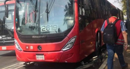 Ciclista de 19 años muere arrollado por unidad del Metrobús en la GAM