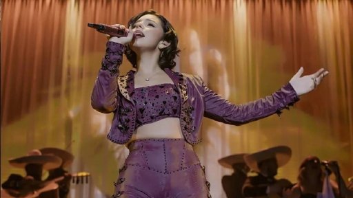 Ángela Aguilar se arrodilla en concierto y desata polémica viral