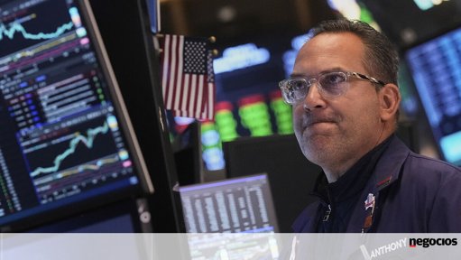 Wall Street Encerra Misto em Sessão Volátil Marcada pela Incerteza da Fed