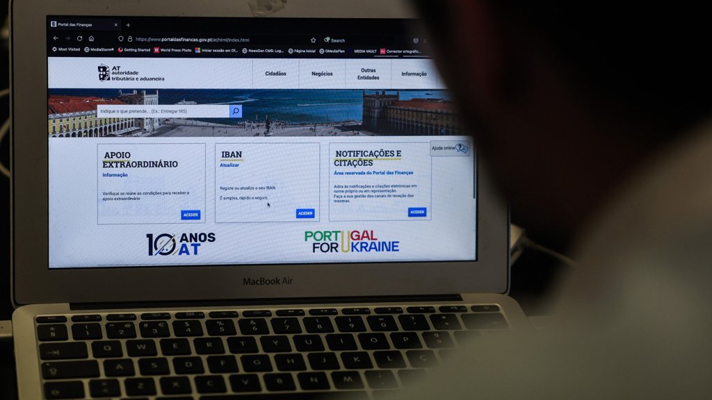 Fisco Exige Retenção de IRS a Empresas que Contratam 'Recibos Verdes' no Estrangeiro