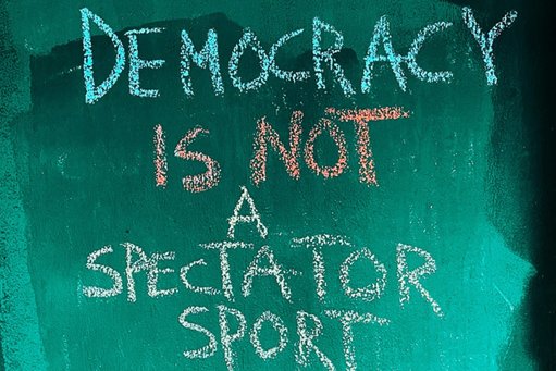 Crise política em França aprofunda-se com queda do governo e protestos massivos