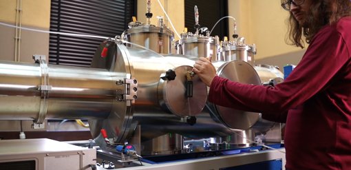 Cientistas de Coimbra Usam Micro-ondas para Desvendar Influência da Água em Interruptores Moleculares