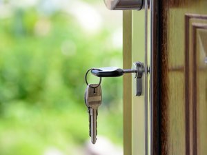 Crise du logement : un "débarras" de 2 m² vendu 14 000 euros à Paris