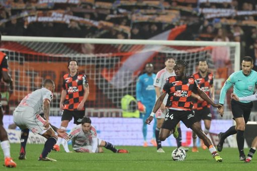 L'Olympique Lyonnais s'incline à Lorient et s'éloigne des places européennes