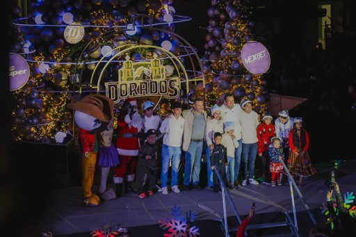 Chihuahua da la bienvenida a la Navidad con el encendido del árbol en la Plaza de Armas