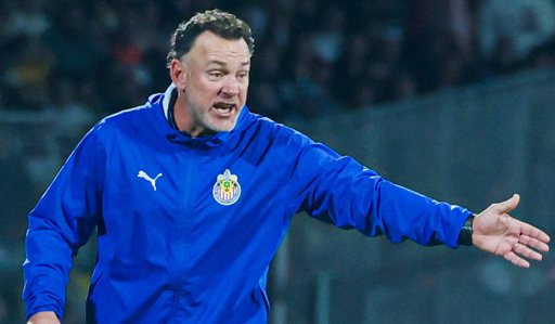 Chivas derrota a Pumas de último minuto y se mete en la pelea por la Liguilla