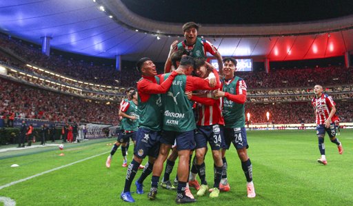 Chivas Remonta en el Torneo y Planifica su Futuro sin 'Chicharito' ni Pulido