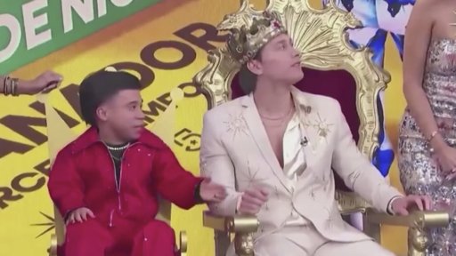 Aldo de Nigris ofrece compartir su premio con Abelito, quien rechaza la oferta