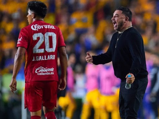 Tigres toma ventaja en la final de ida con error del portero de Toluca